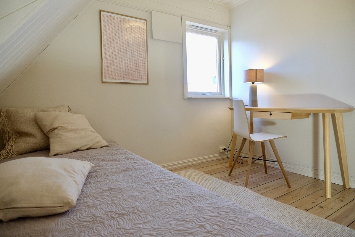 Soverom 4, loft, 8-9 kvm, 90 cm seng. Galleribilde