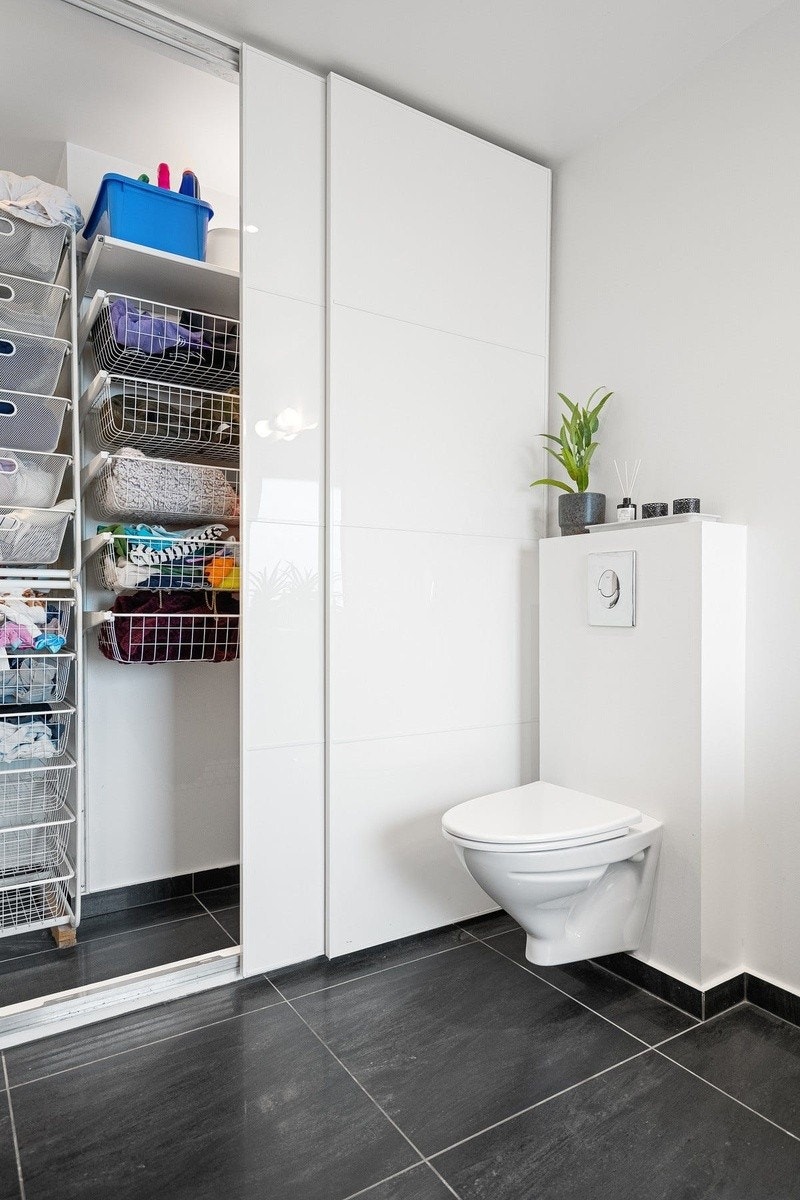 Godt med lagringsplass på badet. Galleribilde