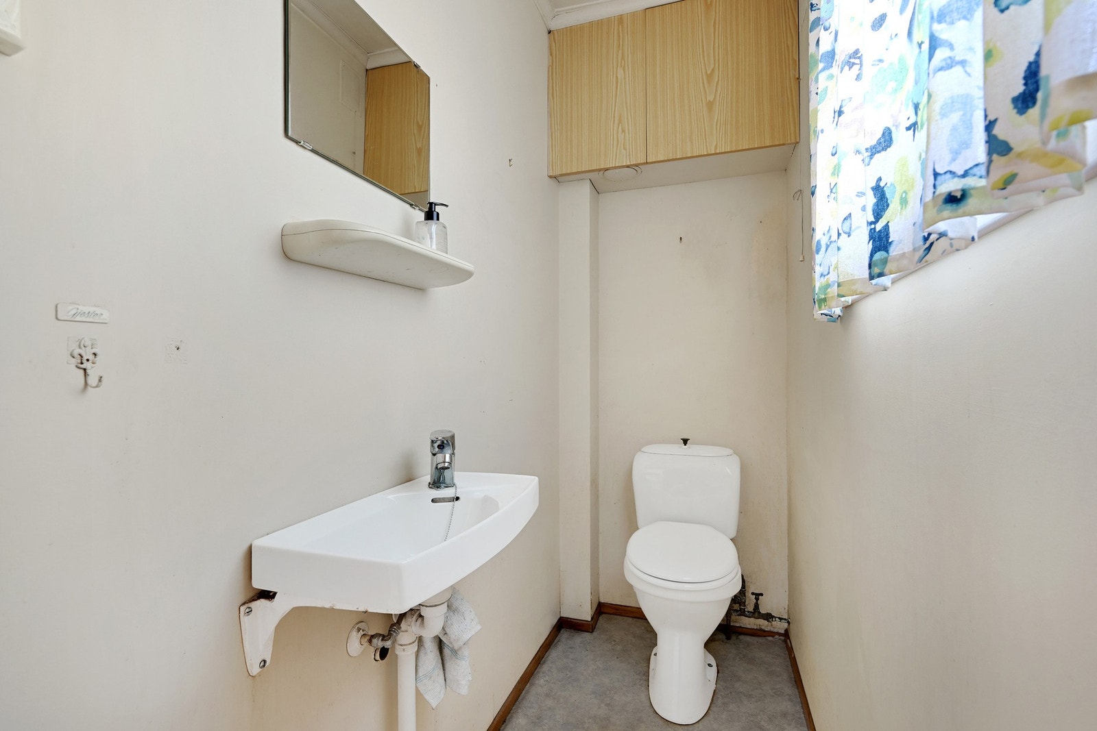 Separat wc-rom med servant Galleribilde