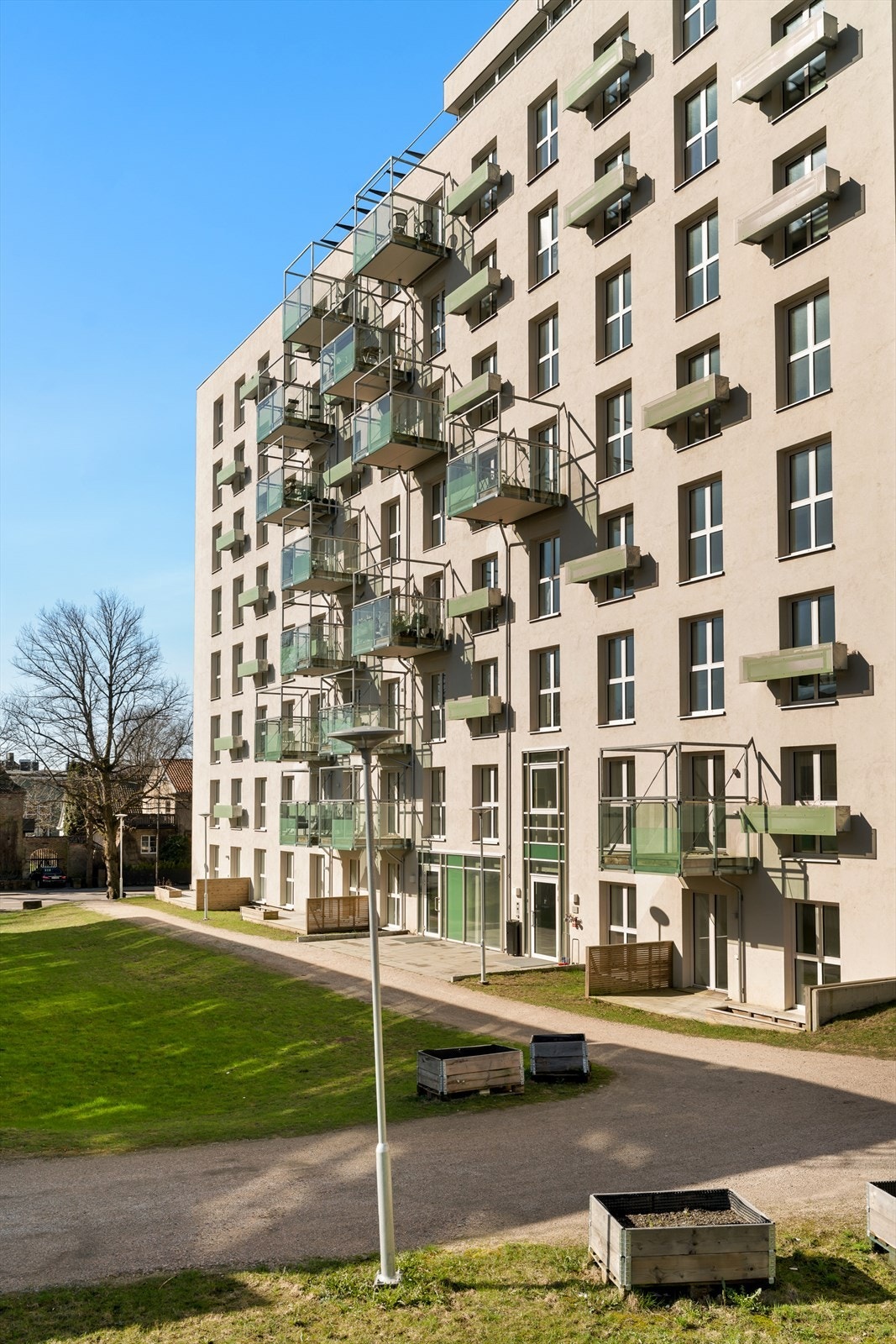 Bygningen har en moderne fasade med pusset Ventec-system og heisadkomst til alle etasjer. Galleribilde