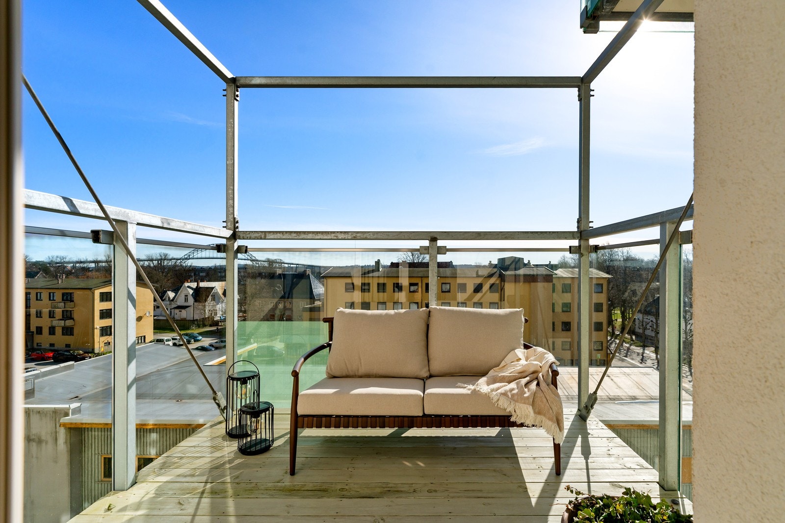Balkongen på 5 m² har rekkverk i glass og stål, og god plass til en sittegruppe. Galleribilde