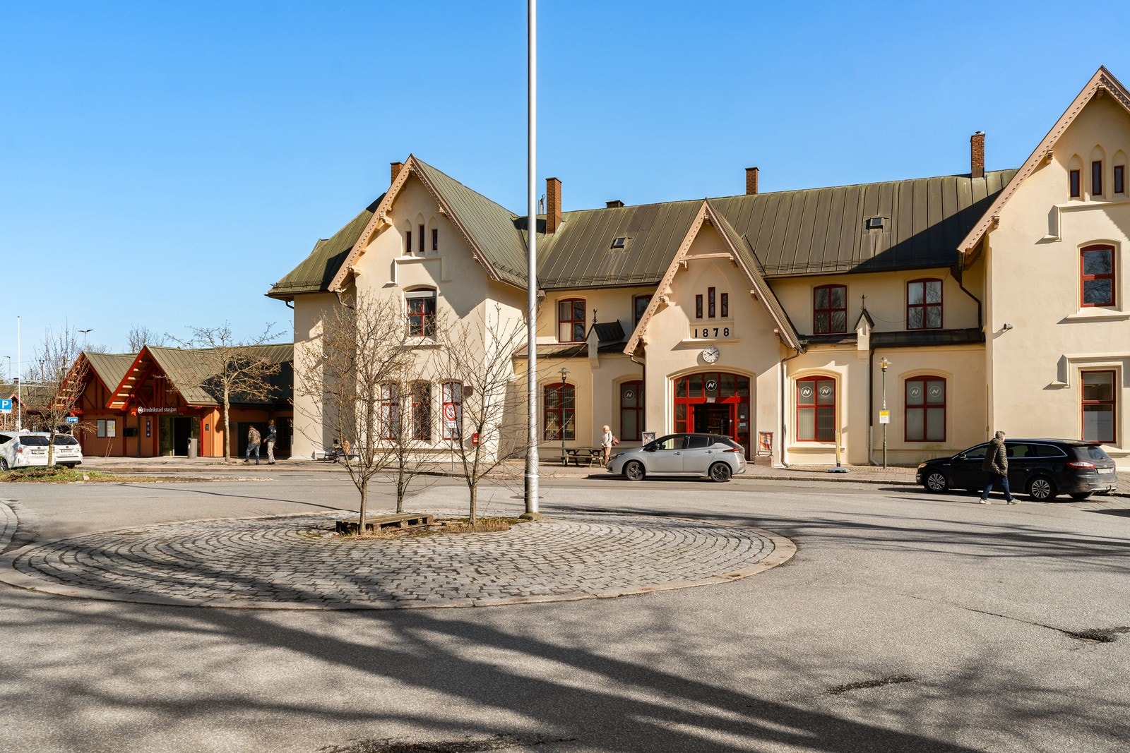 Fra leiligheten er det kun 5 minutters gange til Fredrikstad stasjon. Galleribilde