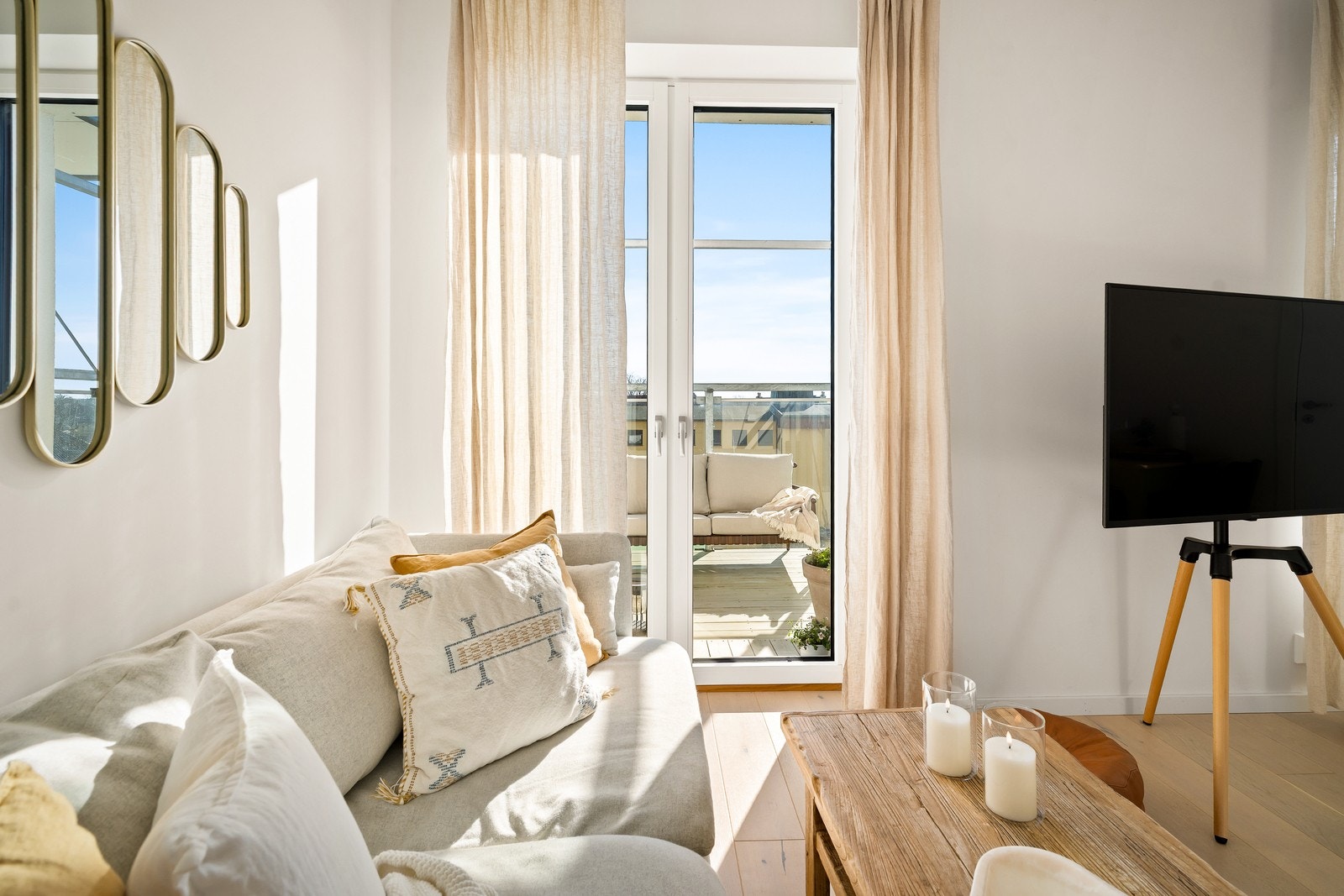 Store vindusflater med 3-lags glass fra 2023 slipper inn rikelig med dagslys og bidrar til energieffektivitet. Galleribilde