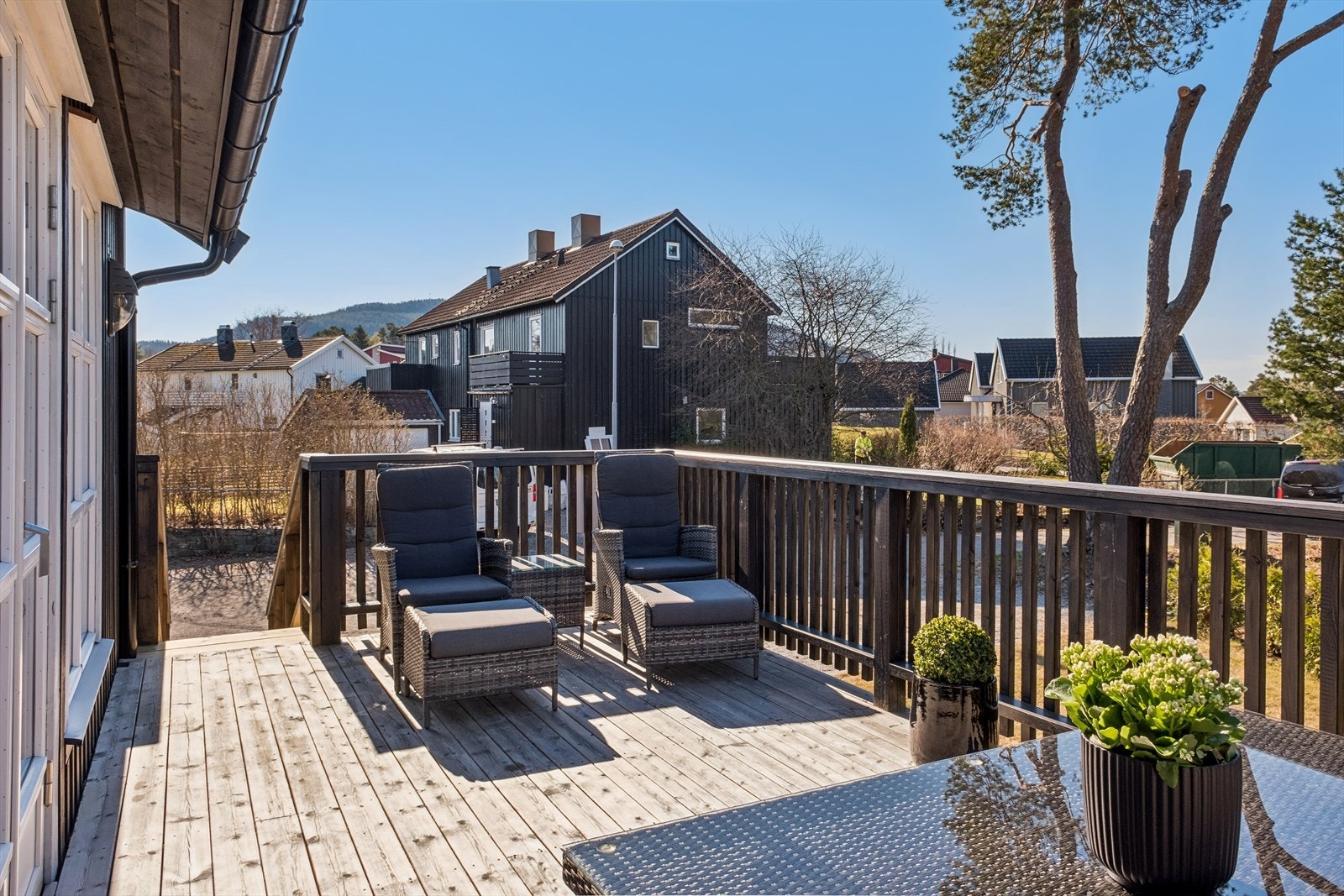 Terrasse med trapp ned til plenarealer Galleribilde