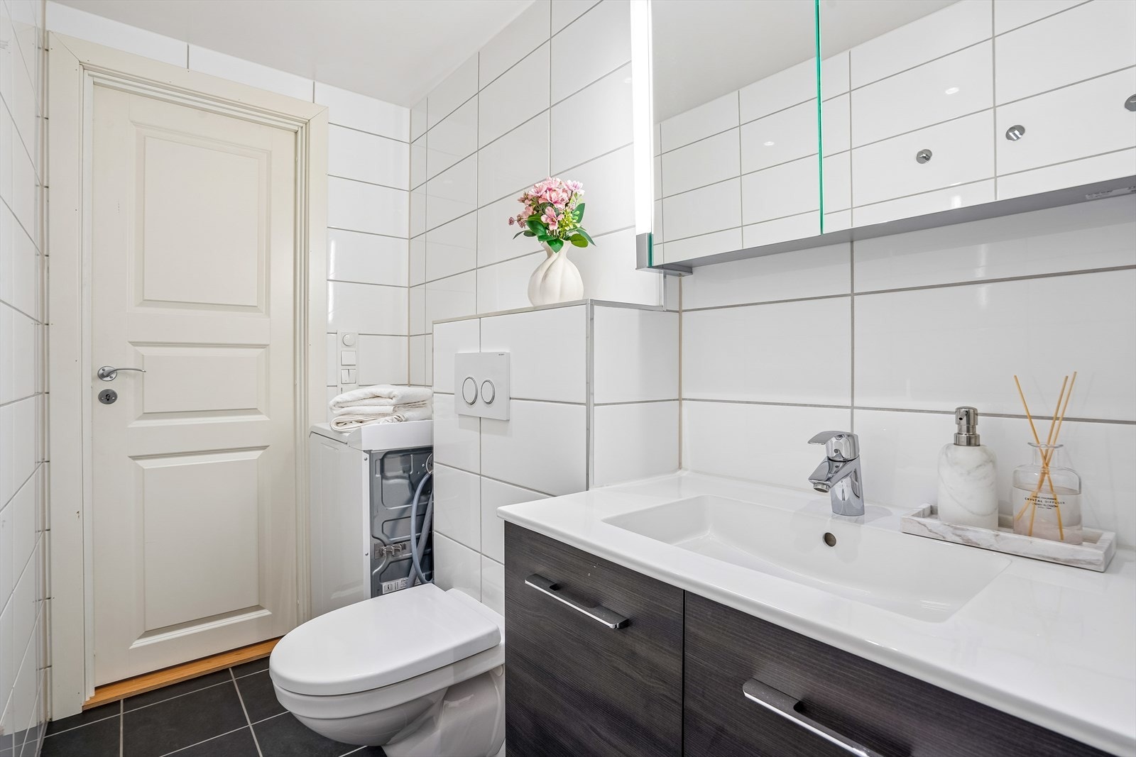 Badet har varme i gulv, vegghengt toalett og opplegg for vaskemaskin. Det er også felles vaskerom i kjeller Galleribilde