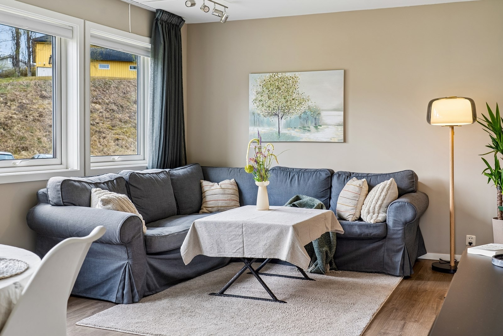Stuen er på gode 19 kvm. og har god plass til både sofa- og spisegruppe Galleribilde