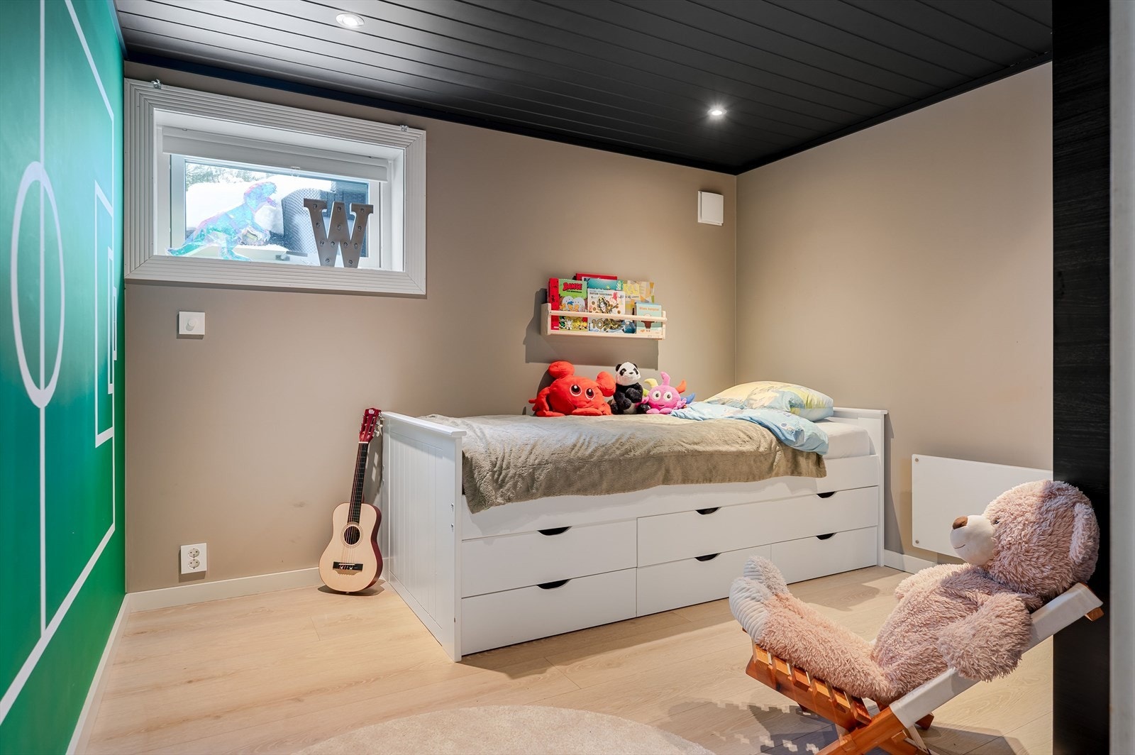 Rommet er utstyrt med moderne overflater, inkludert laminatgulv og slette vegger. Galleribilde