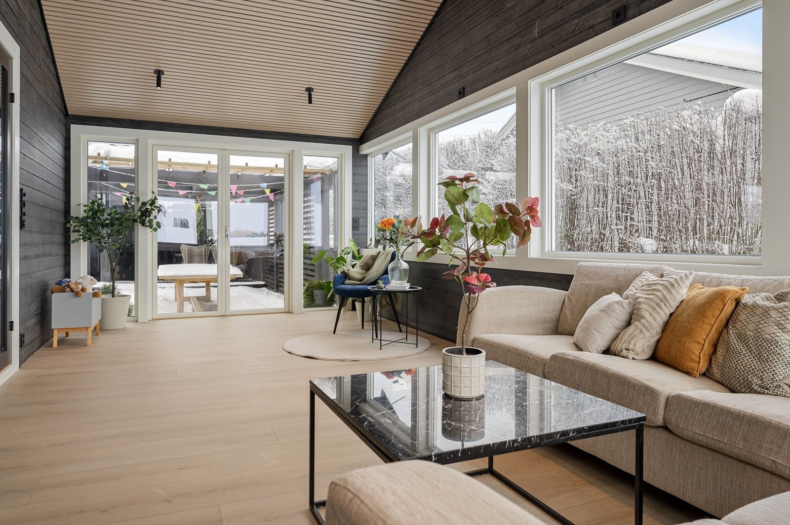Stuen har en utgang til en overbygd vinterhage, som gir mulighet for å nyte uteområdet. Galleribilde