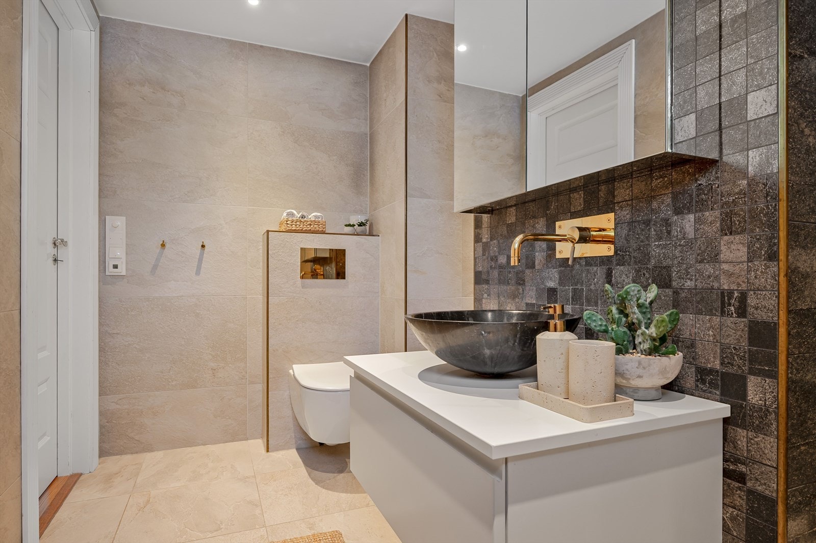 Dette er et moderne bad med fine detaljer. Badet har fliser på gulv og vegger. Galleribilde