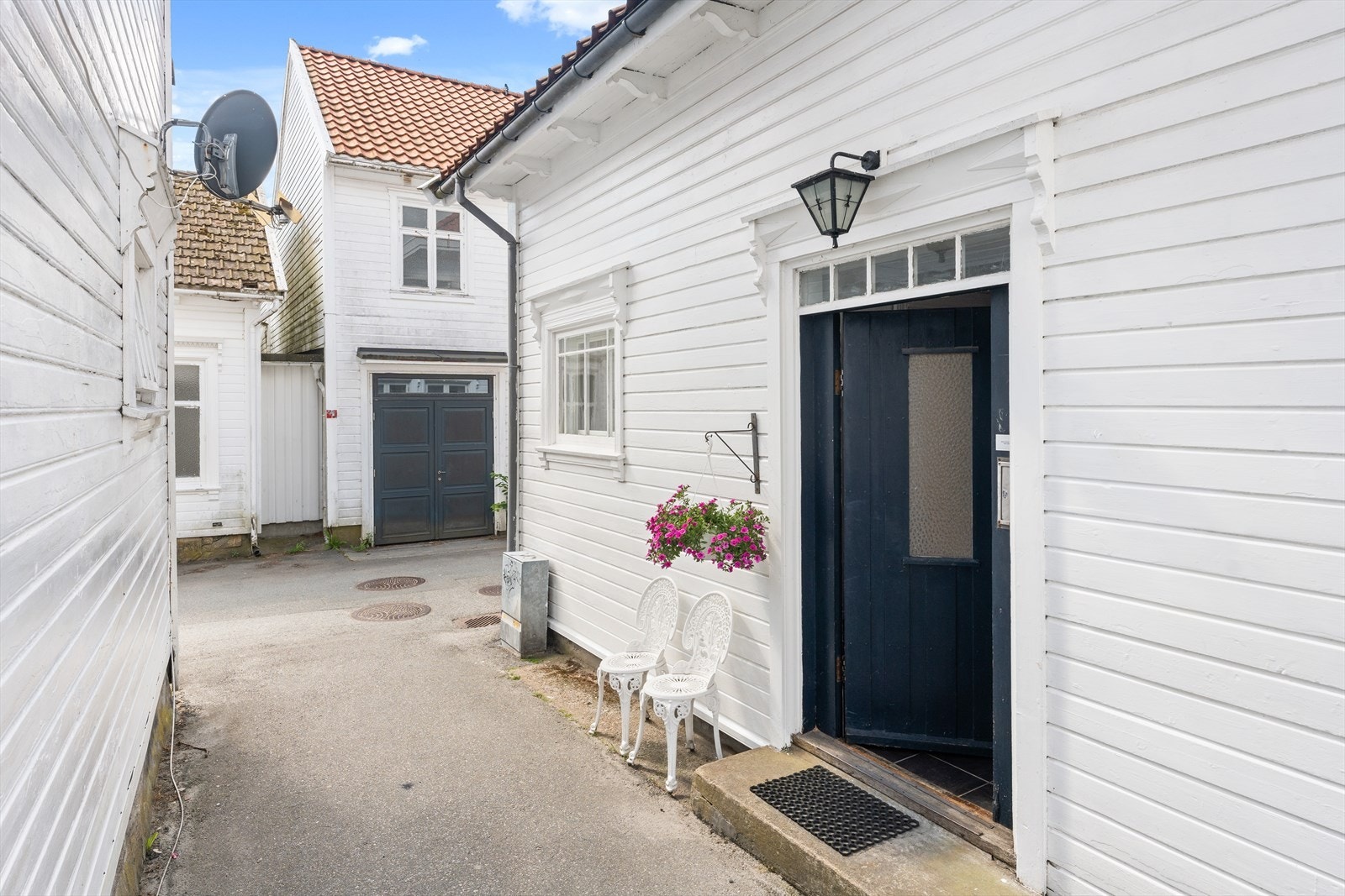 Inngang via smauet. Tørris Christensens gate er enveiskjørt. Galleribilde