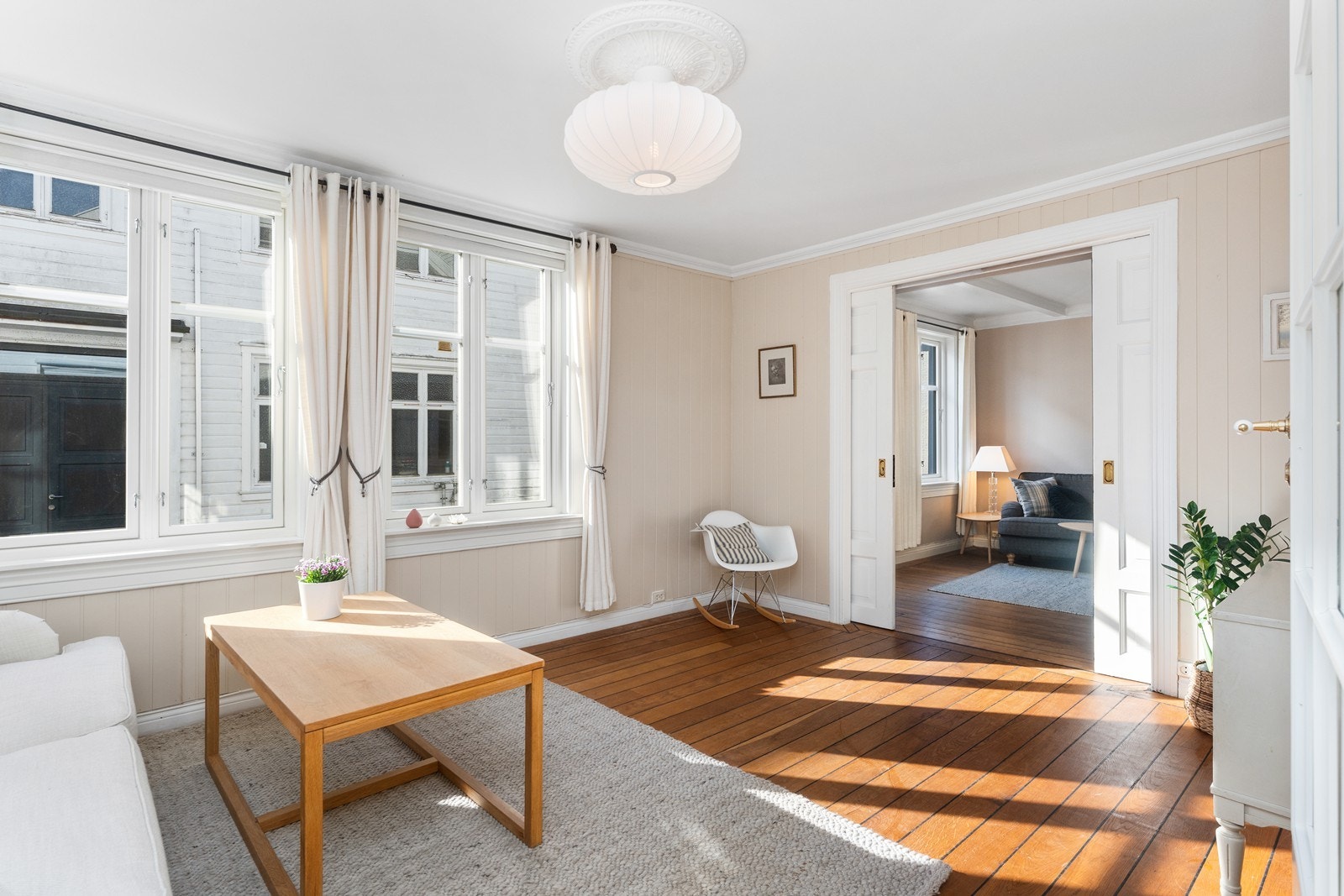 Rommet deles via doble skyvedører. Galleribilde