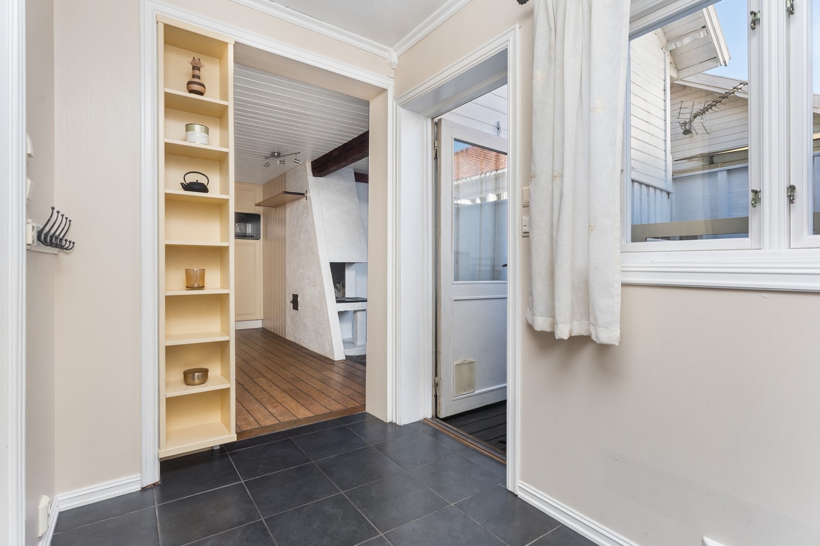 Inngangsparti med adkomst fra baksiden av huset og via bakgården. Galleribilde