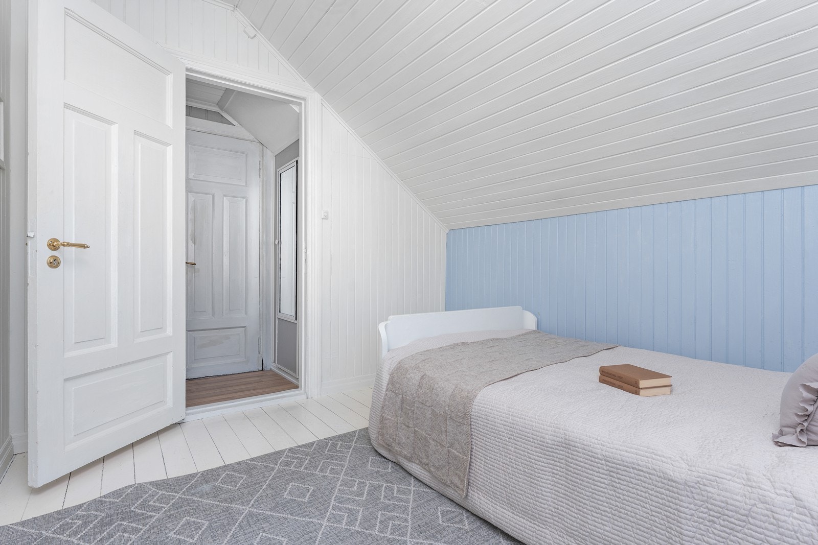 Sjarmerende med originale gulv og panel på vegg, samt flotte dører. Galleribilde