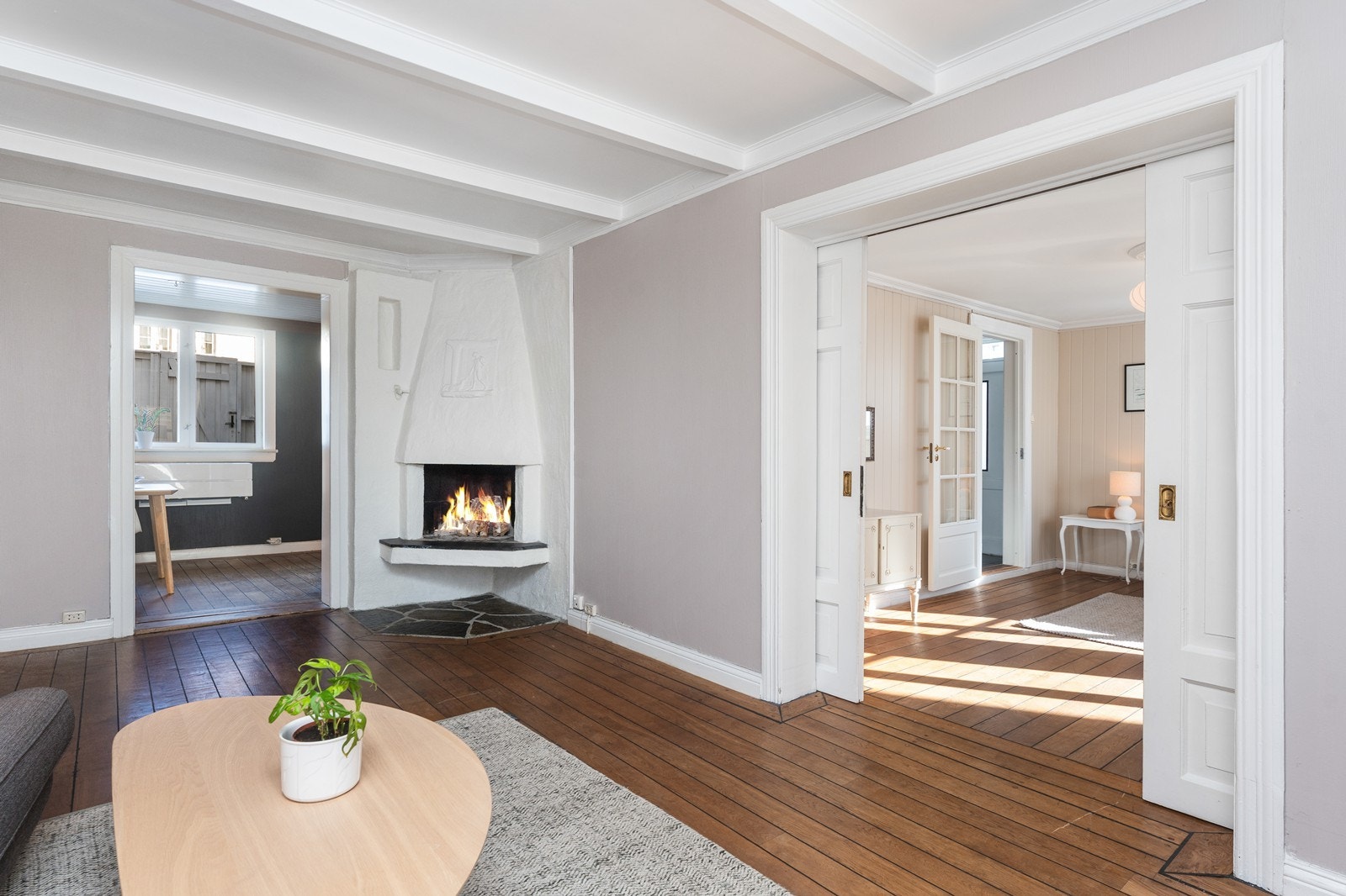 Huset har en spesielt god takhøyde og fremstår lyst og luftig. Galleribilde