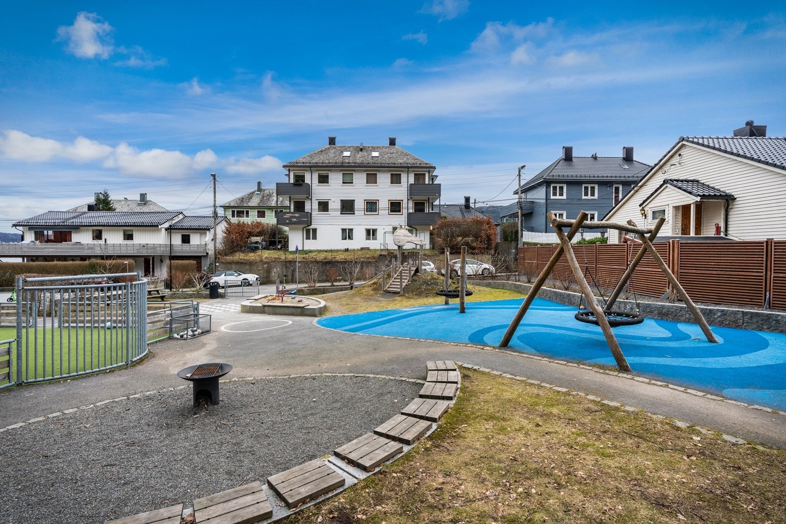 - Lekeplass for barna rett utenfor boligen! - Galleribilde