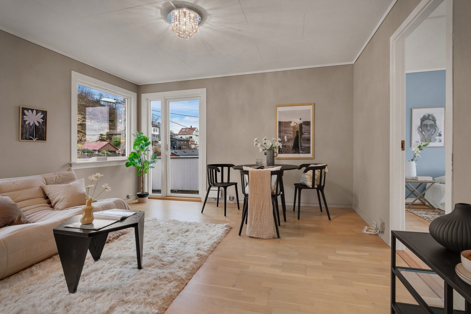 - Leiligheten har et BRA-i på 51m² og inneholder entré, stue, kjøkken, 2 soverom og bad - Galleribilde