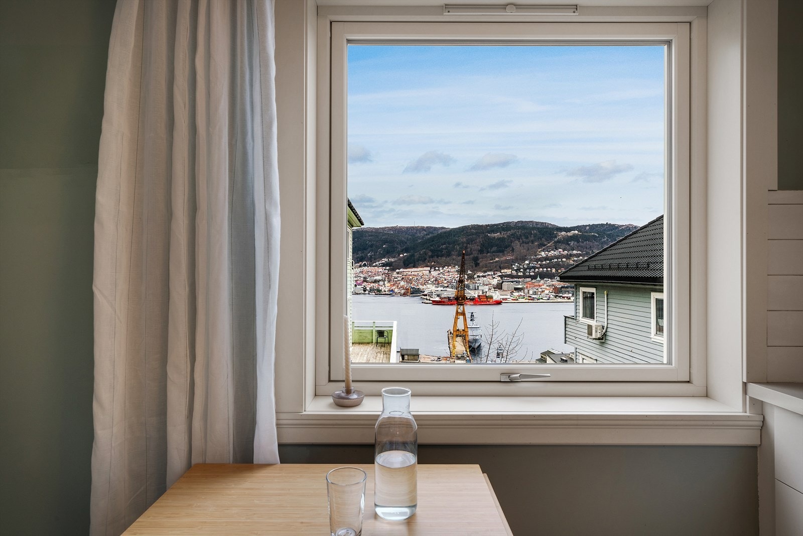 - Legg merke til den vakre utsikten over sjøen mot Bergen sentrum - Galleribilde