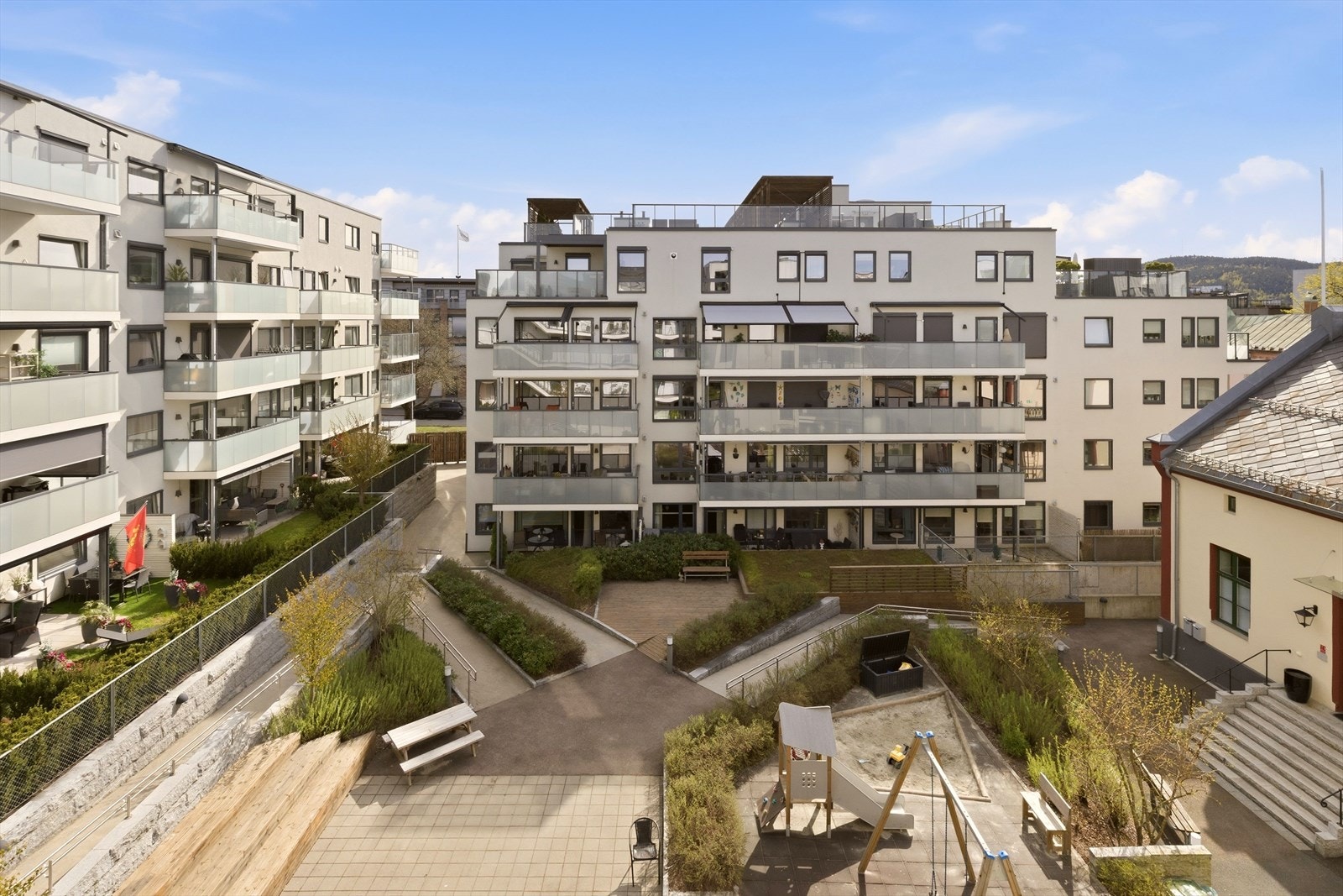 Det er fine fellesområder, både med atrium og felles takterrasse Galleribilde