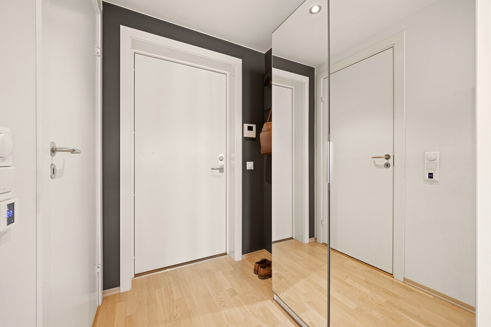 Entré med garderobe som gir plass for å henge fra seg yttertøy Galleribilde