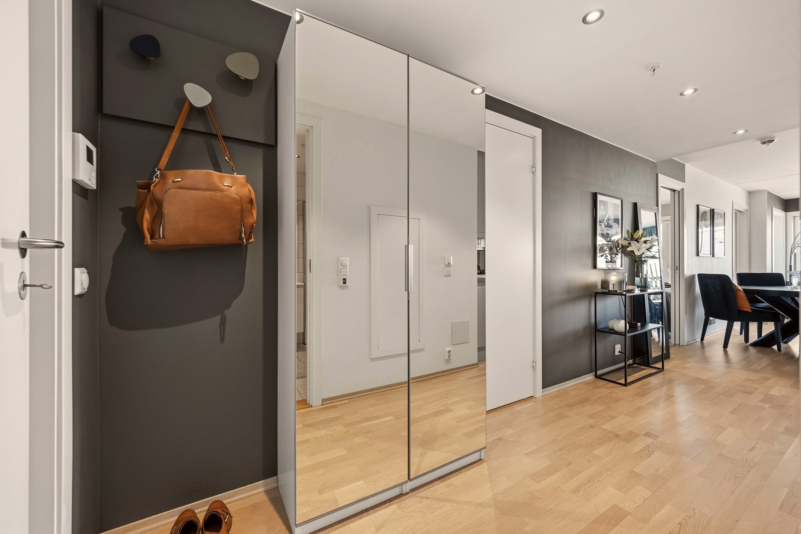 Leiligheten har god standard, med parkett på gulv med vannbåren varme, samt malte flater. Downlights i tak. Galleribilde