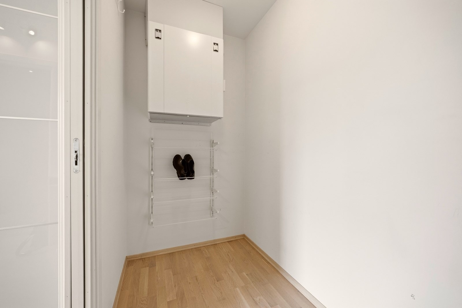 Innenfor soverom 2 ligger teknisk rom/bod med lagringsplass Galleribilde