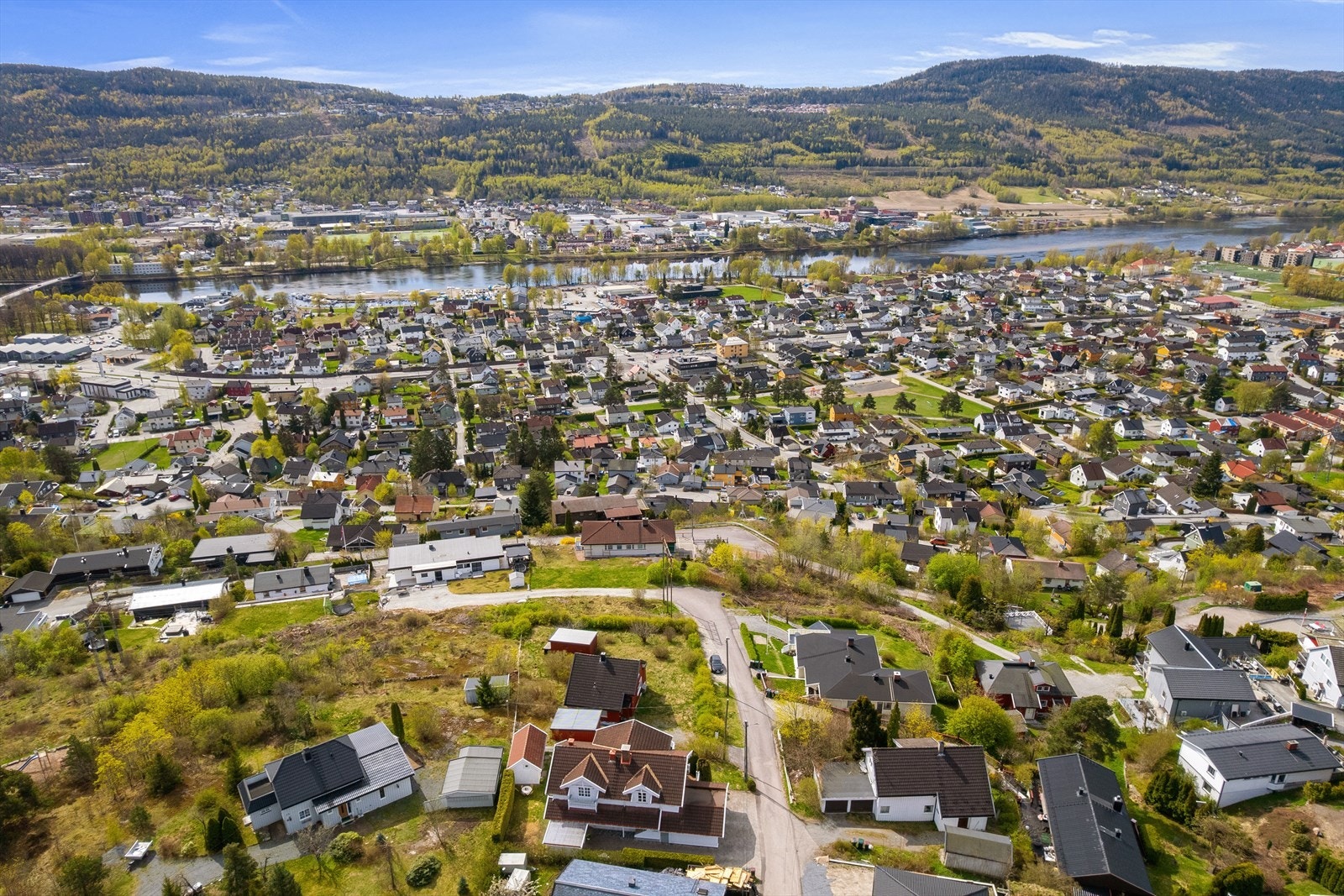 Både elva og skogen ligger i nærheten til boligen, og gir en rekke tur- og rekreasjonsområder Galleribilde