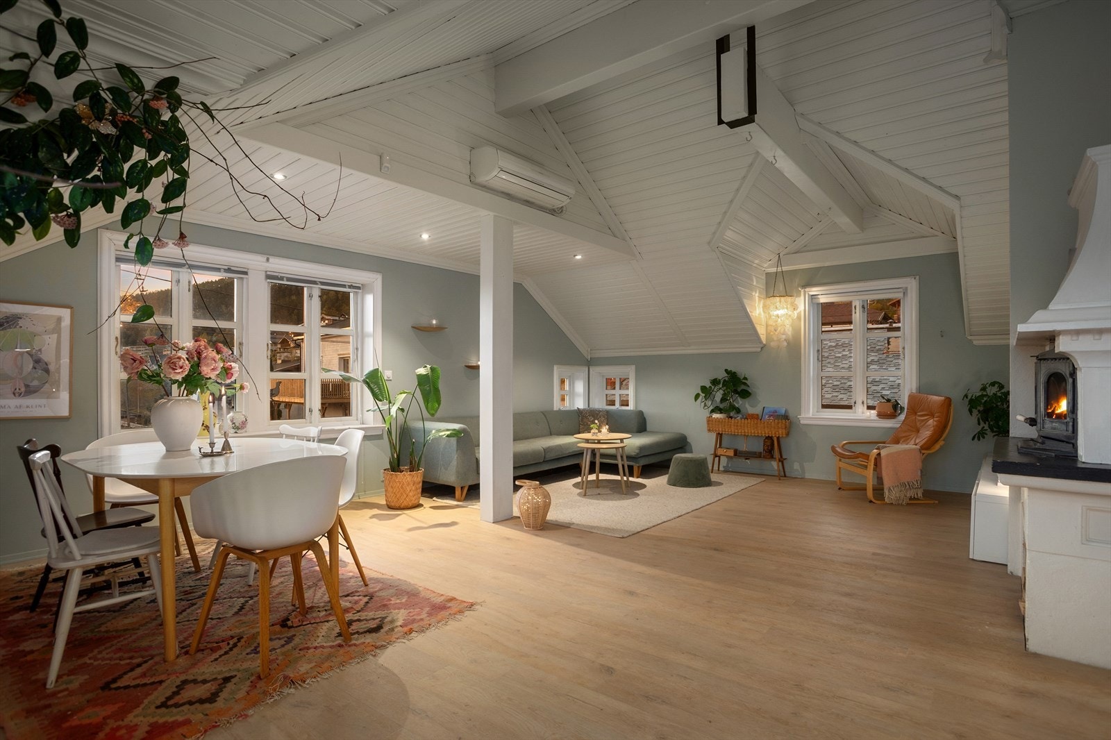 Her har du gode møbleringsmuligheter for både sofadel og spisegruppe Galleribilde