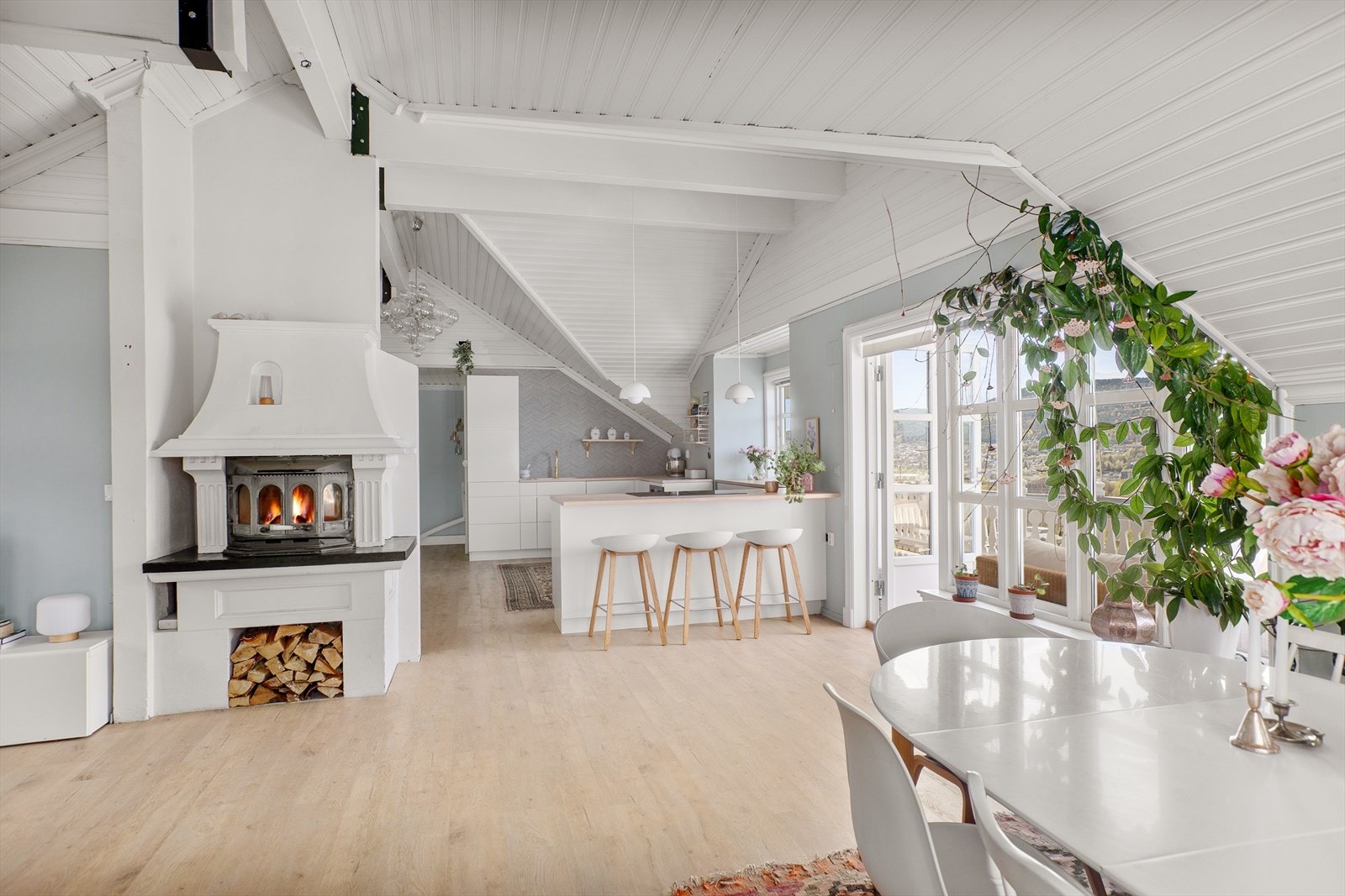 Opp fra trapp kommer man til en lys og meget sjarmerende 2. etasje Galleribilde