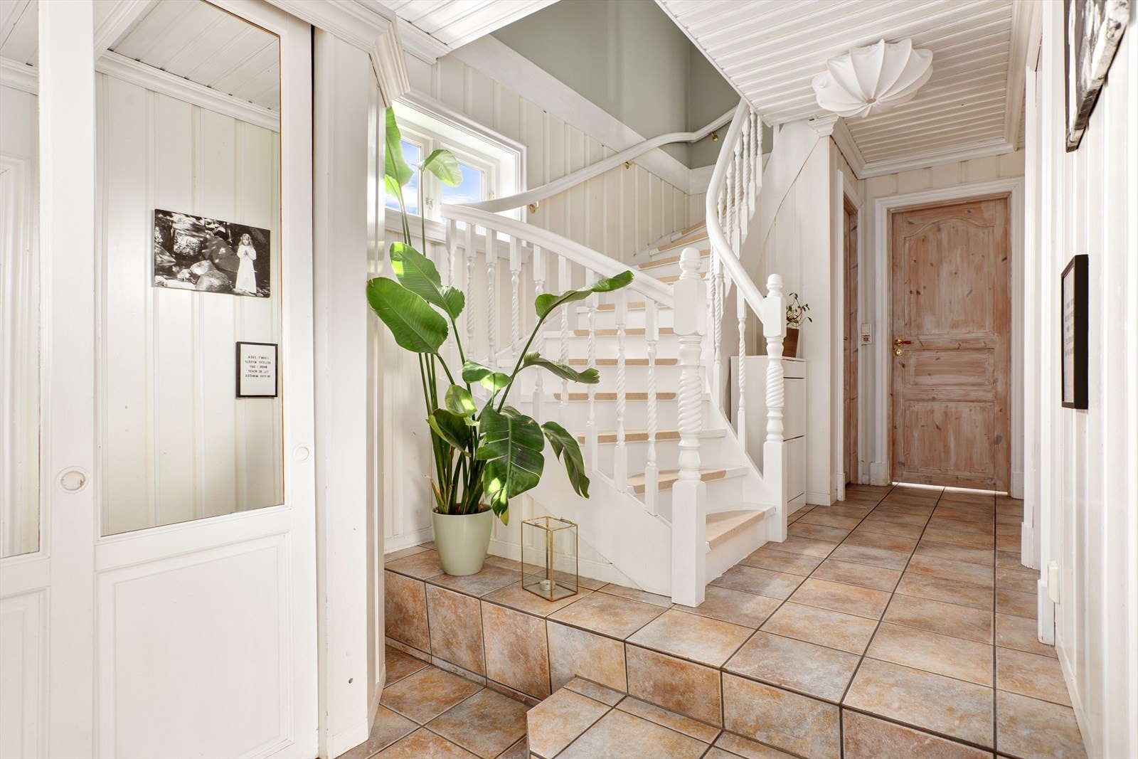 Entré/hall med flis på gulv med varmekabler og skyvedørsgarderobe Galleribilde