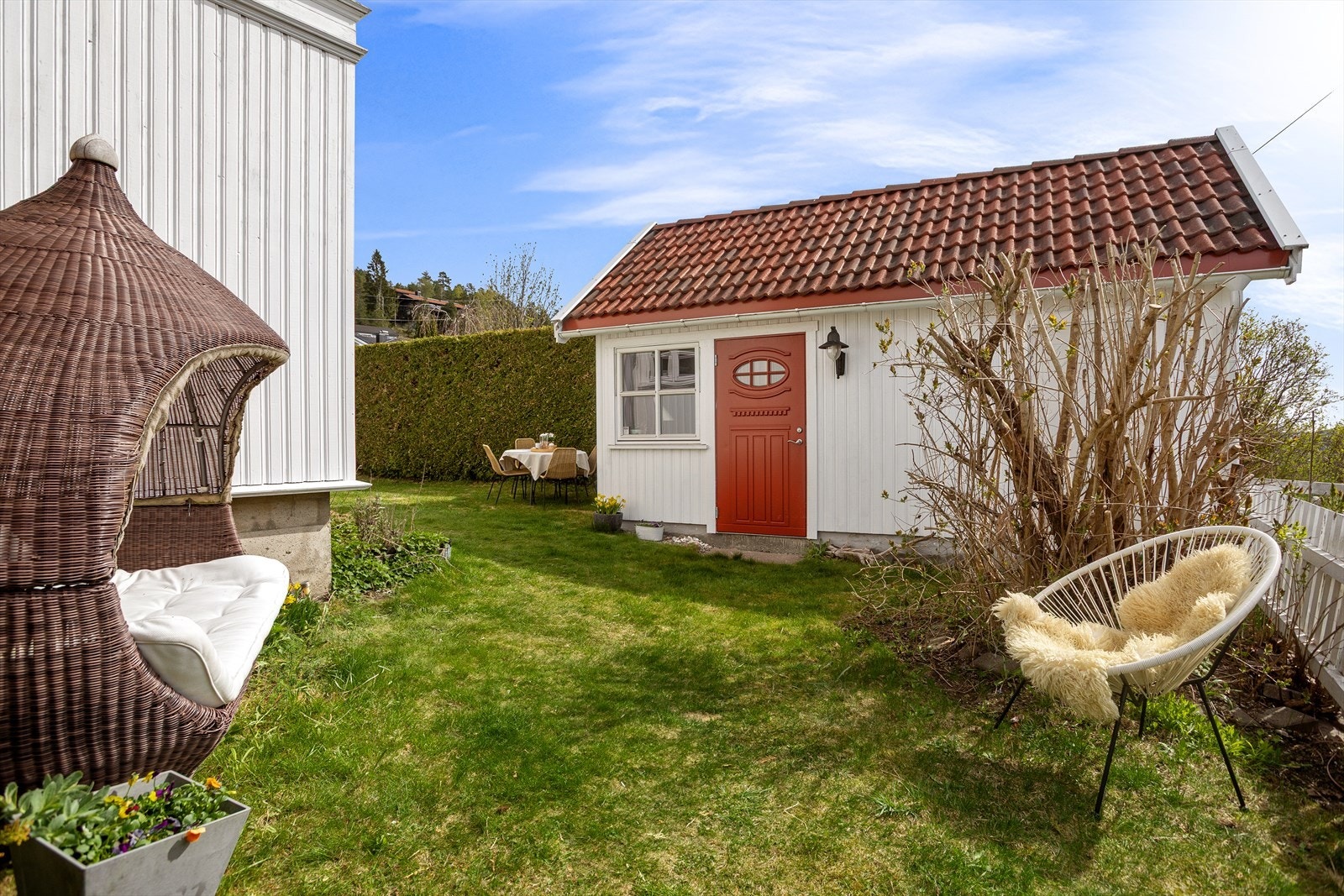 Huset har en meget sjarmerende hage, hvor annekset er i standsatt med blant annet varmekabler i gulv Galleribilde