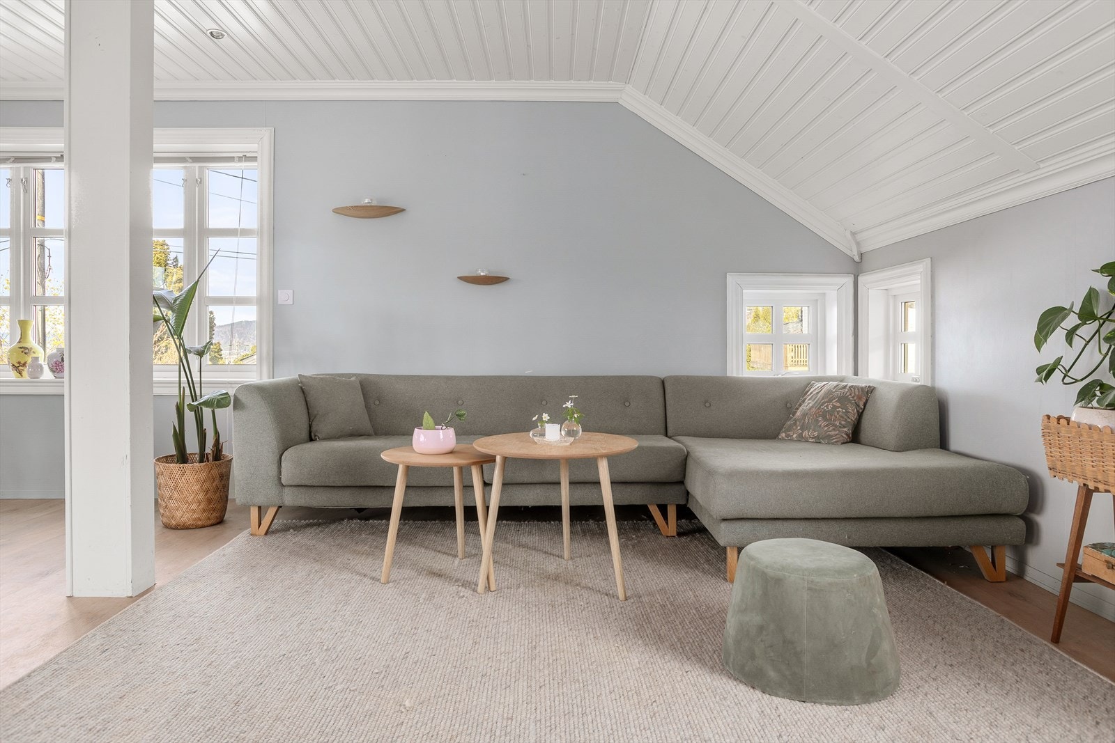 Stuen har sjarmerende detaljer med fine vinduer Galleribilde