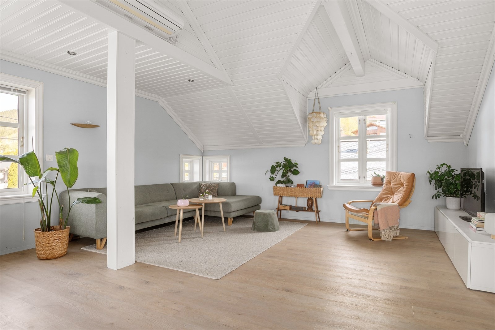 Også denne etasjen er oppusset med nyere gulv og malte flater Galleribilde