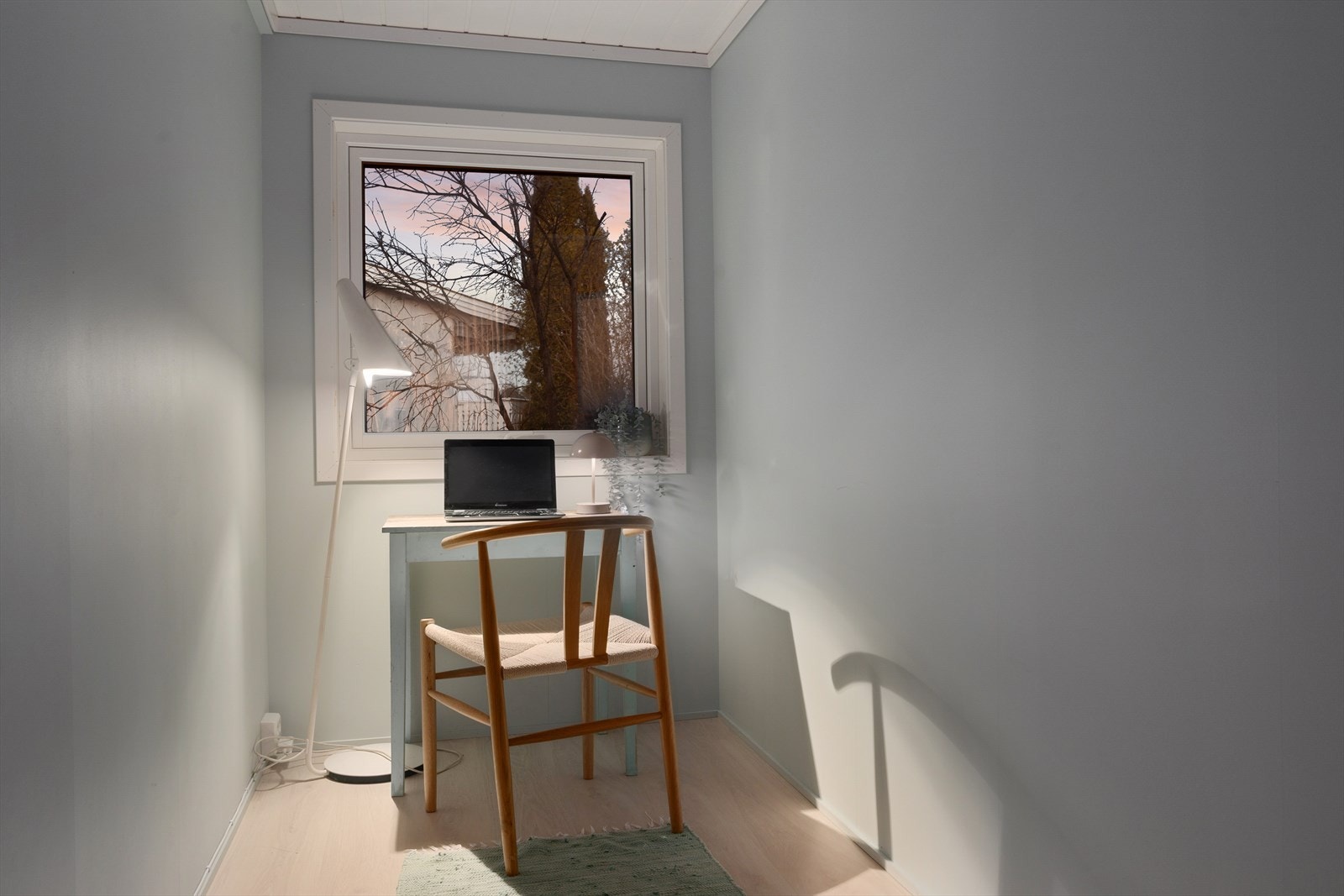 Rom innredet som kontor i anneks Galleribilde