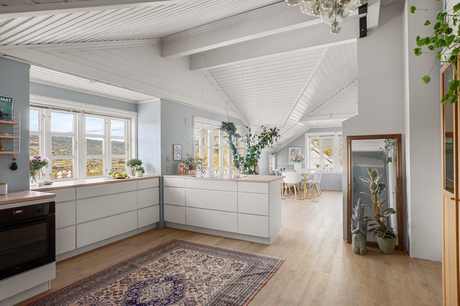 Her har du rikt med skap- og skuffeplass, samt meget romslig benkeplate Galleribilde