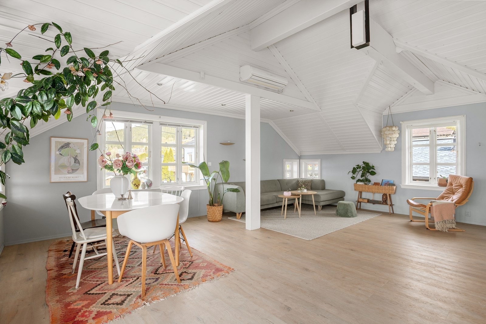 Etasjen har god takhøyde og rikt med lysinnslipp Galleribilde