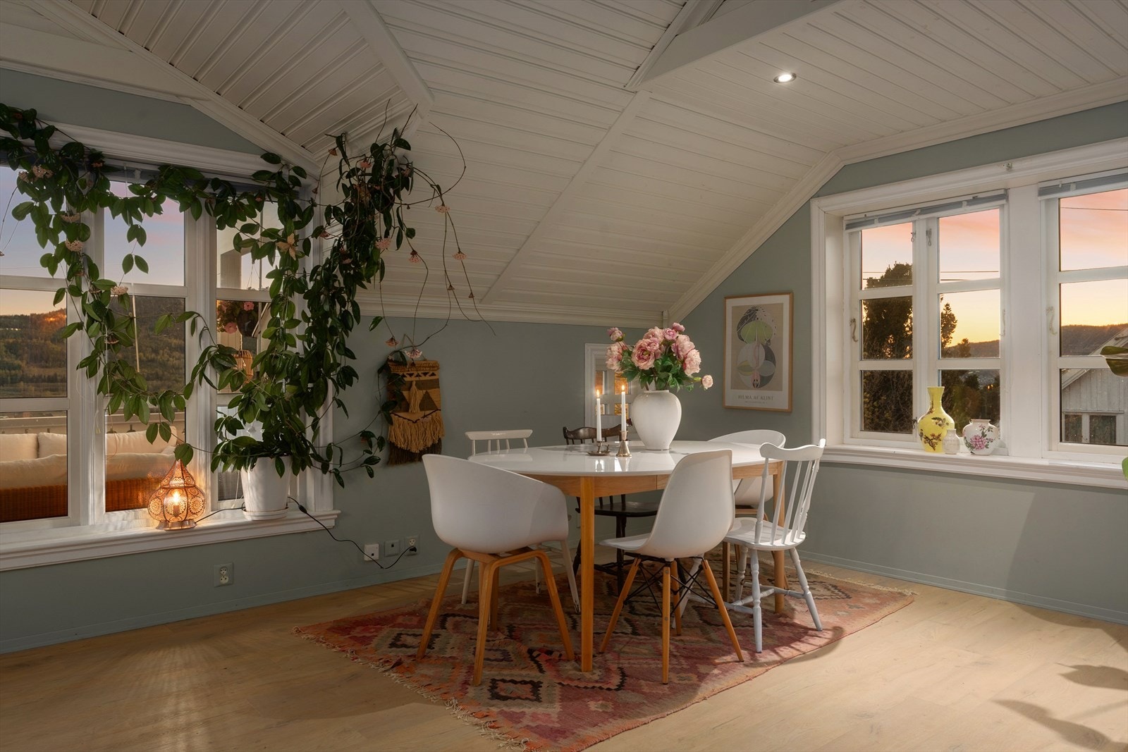 I tillegg til rikt med lysinnslipp har også etasjen downlights i tak Galleribilde