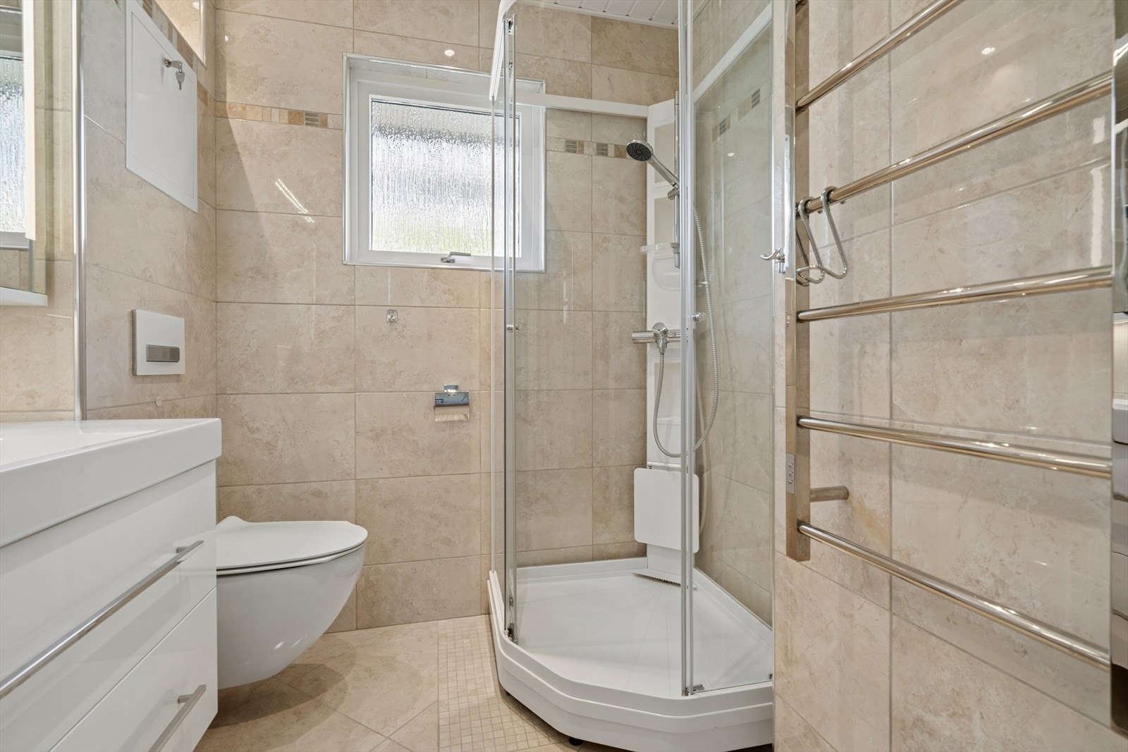 Boligen har to bad og et vaskerom. Hovedbadet er beliggende i boligens første etasje. Badet er fra 2016, med fliser på vegger og gulv. Galleribilde