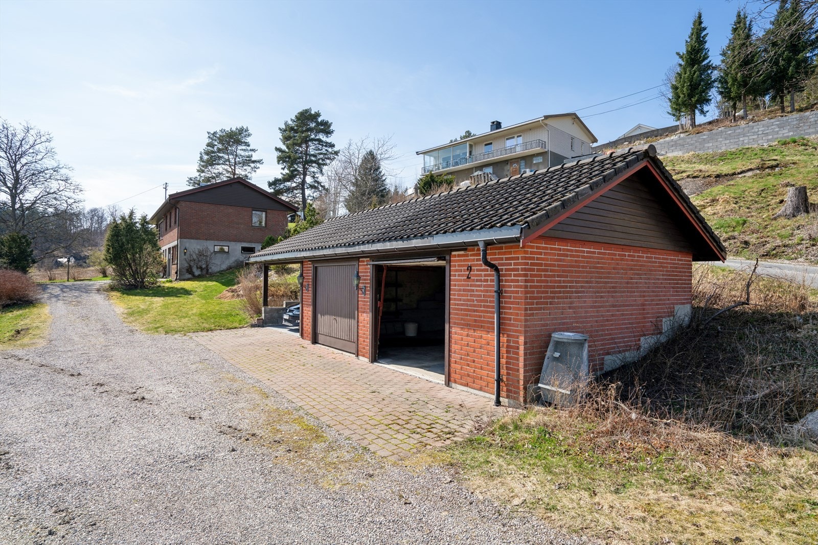 Dobbel garasje og carport. Galleribilde