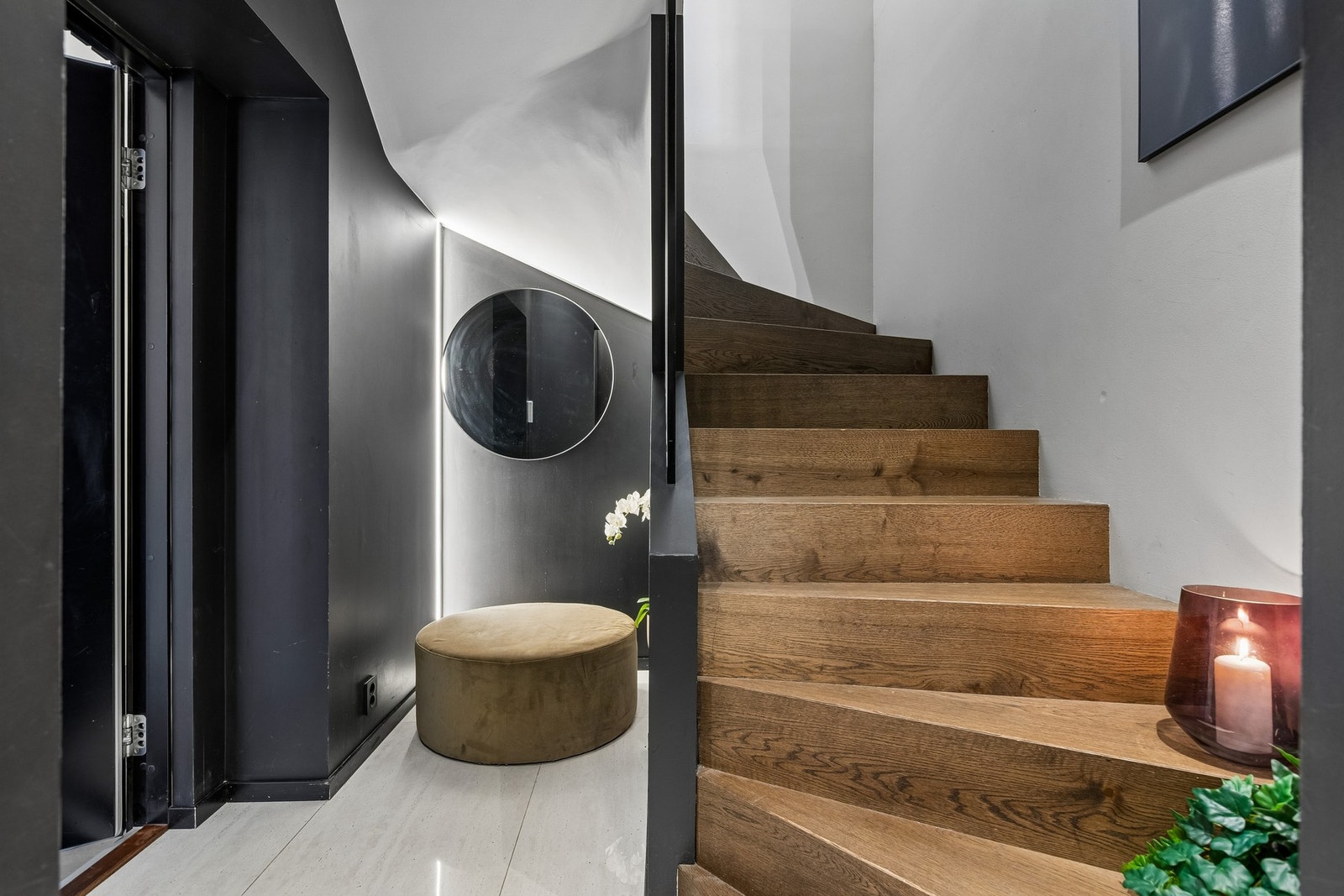 Trappen er utført med spesialbestilt 1-stavs eikeparkett, og leder opp til en innholdsrik og moderne 2. etasje. Galleribilde
