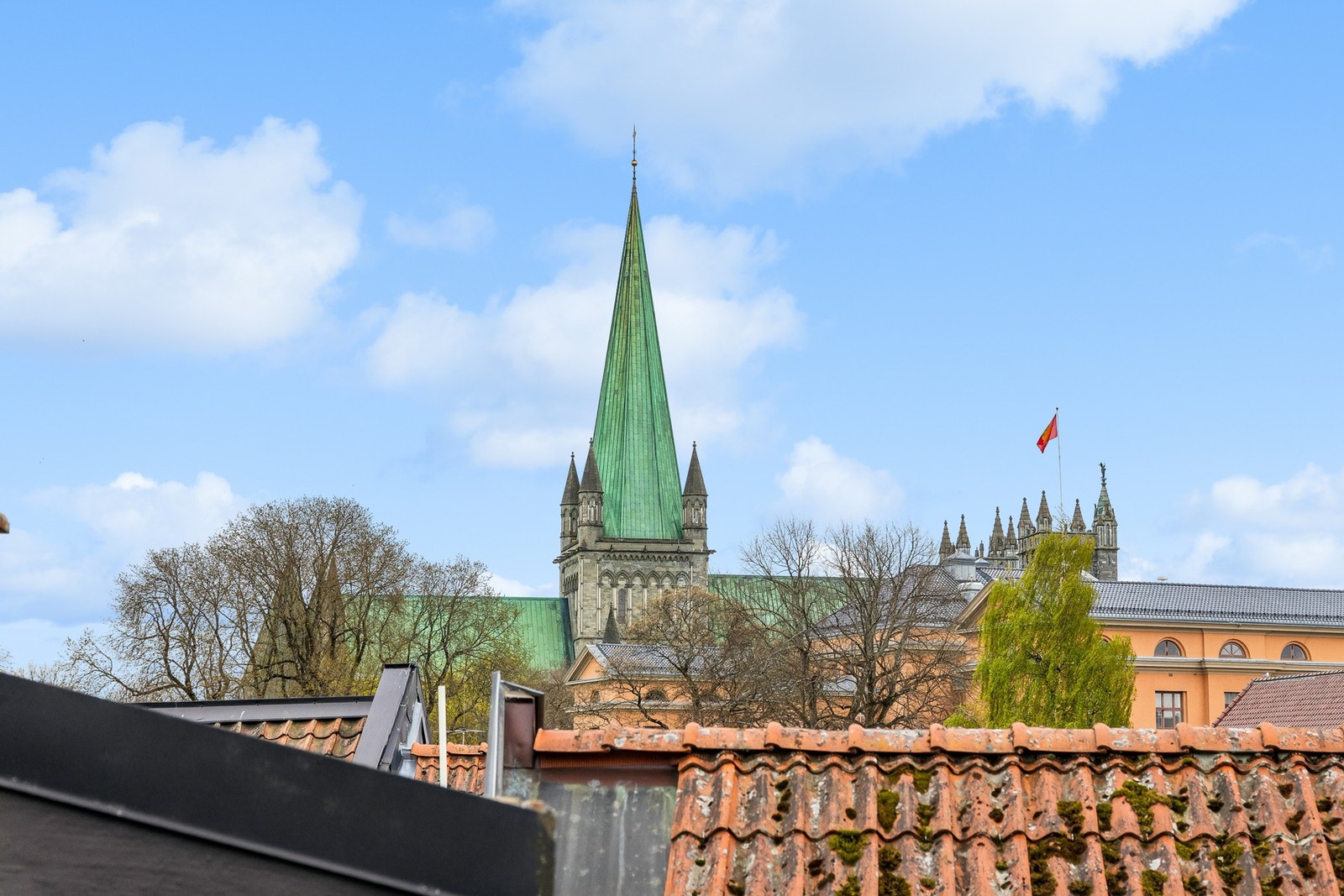 Her kan du nyte morgenkaffen i fred og ro med en herlig utsikt mot Nidarosdomen. Galleribilde