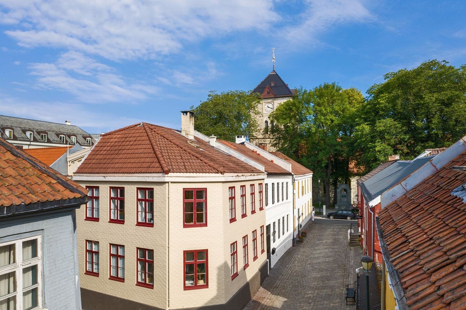 Selv om boligen ligger i sentrum er dette kjent som et rolig boligstrøk med koselige gater og fine grøntområder. Dette må kunne sies å være den perfekte beliggenhet for de som ønsker å bo urbant, omkranset av alle fasiliteter. Galleribilde
