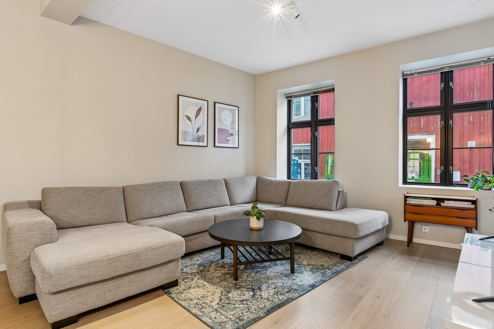 Delikat stue med plass til flere sittegrupper. Galleribilde