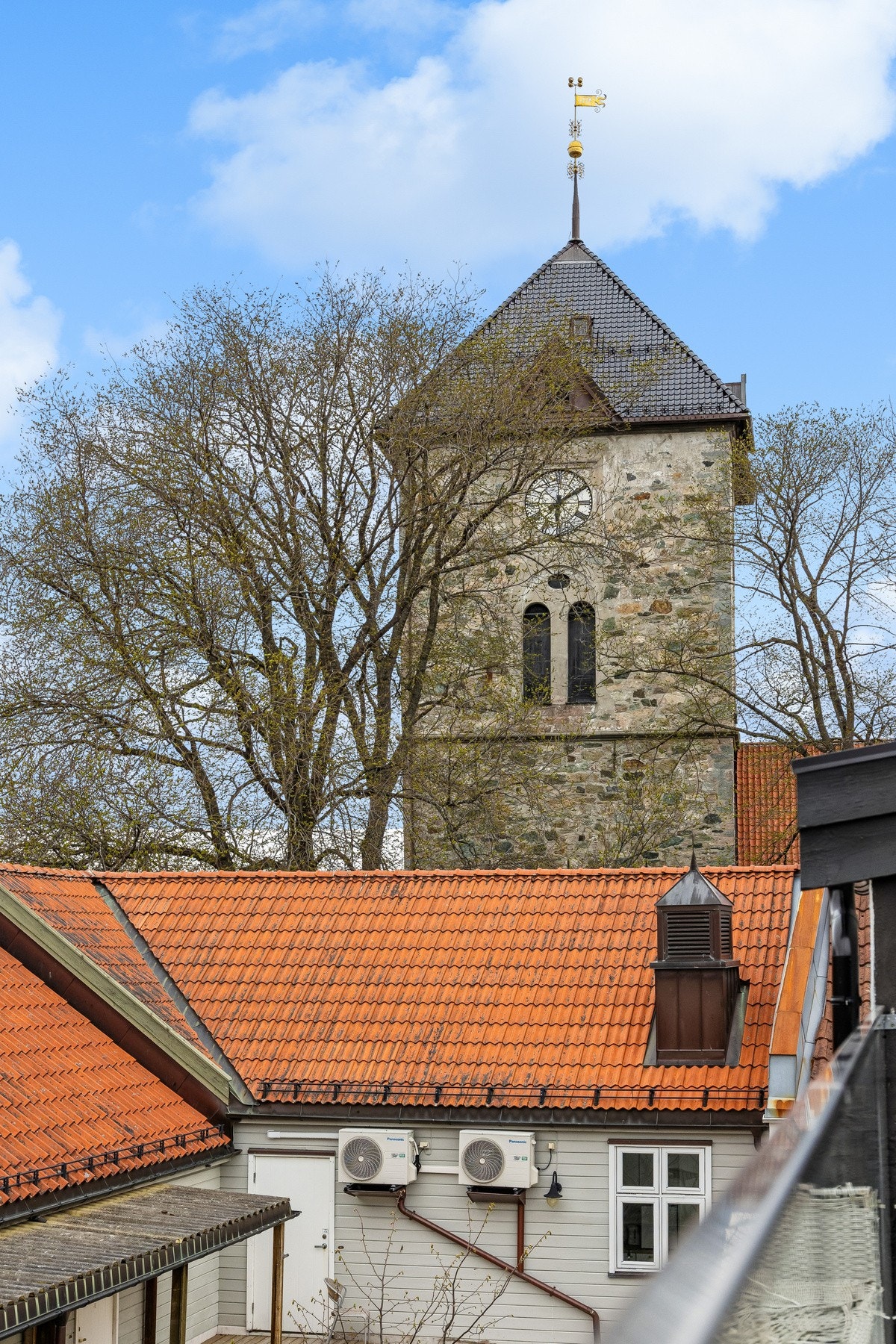 Innen 5 minutters gange når man Prinsens gate som er knutepunktet for rutebusser i og utenfor Trondheim, i tillegg til flybussene. Det er også gangavstand til sentralbanestasjonen og Brattørkaia med hurtigbåtterminalen. Galleribilde