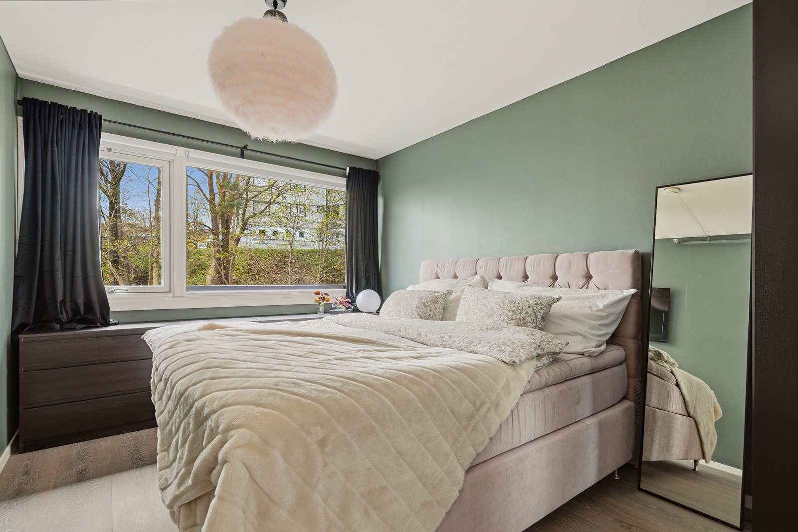 Soverommet er av god størrelse og kan enkelt innredes med dobbeltseng, garderobeskap og annet etter eget behov Galleribilde
