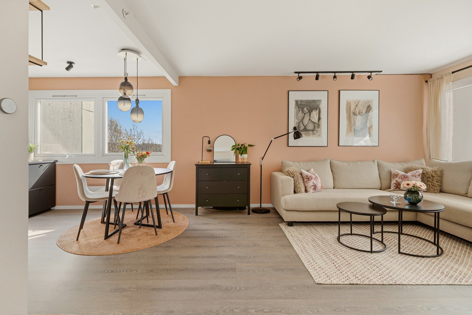 Velkommen inn! Leiligheten er malt i moderne farger og har godt innslipp av naturlig lys som bidrar til en god romfølelse Galleribilde