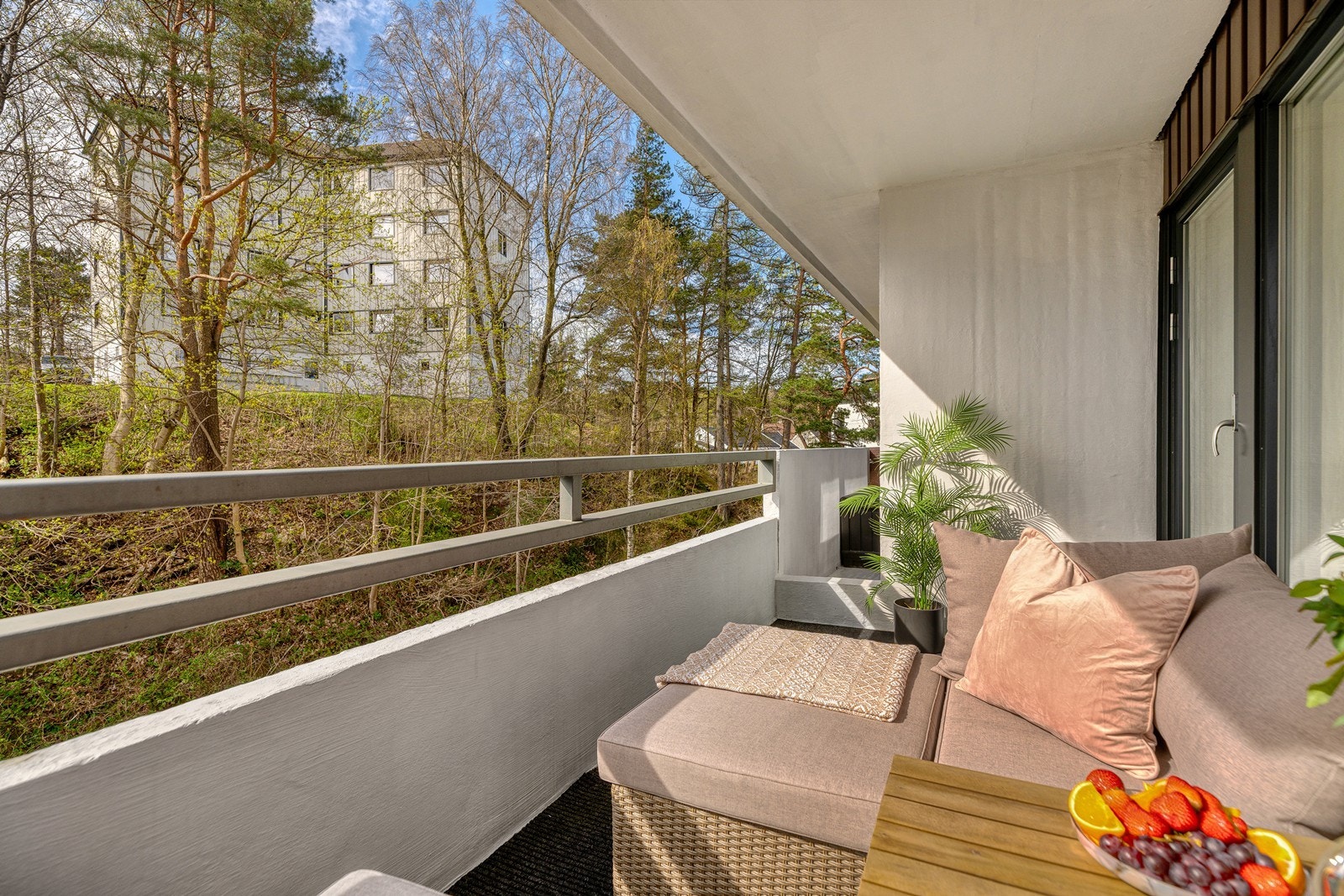 Her har man god plass til å innrede med en koselig sittegruppe, grill, beplantning, m.m. Galleribilde