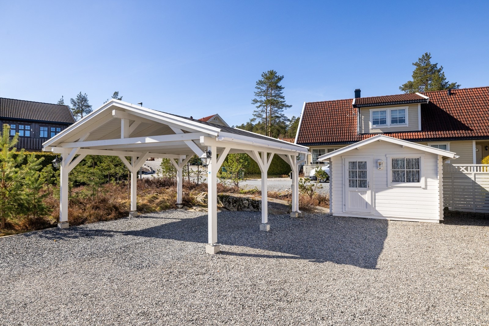 På gårdsplassen er det oppført en carport, denne er ikke søknadspliktig. Galleribilde
