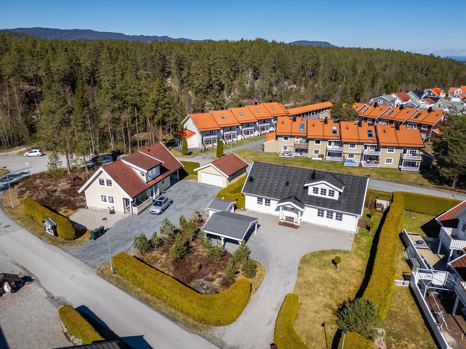 En flott eiendom for de som ønsker å bo i rolige, naturskjønne omgivelser med alle nødvendige fasiliteter innen rekkevidde. Galleribilde