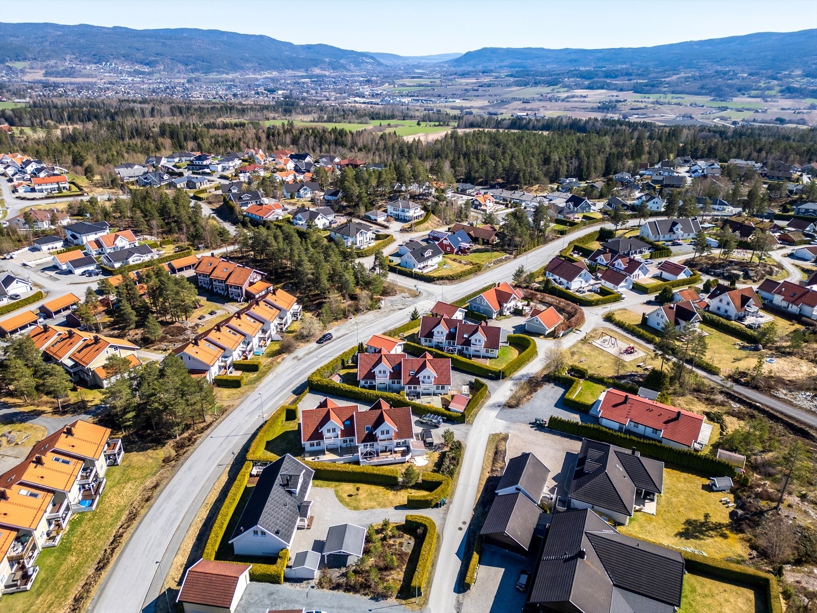 Det er gangavstand til Ormåsen oppvekstsenter, som har både barnehage, barneskole og SFO. Galleribilde
