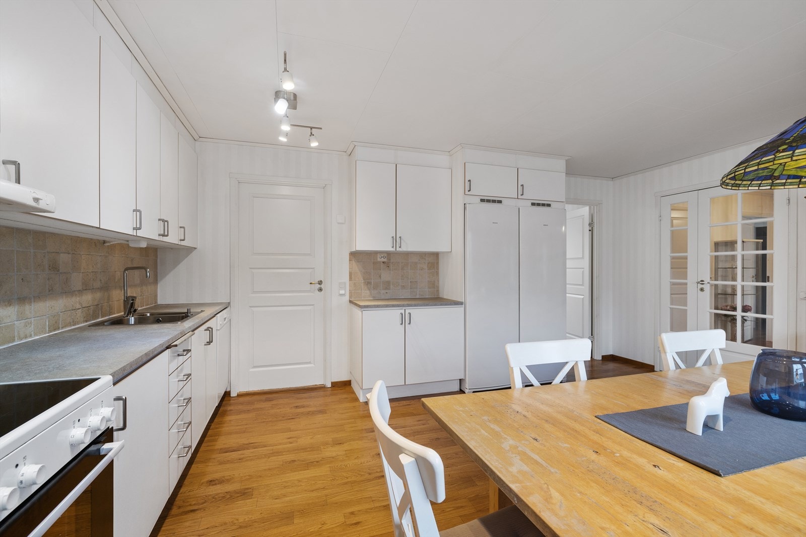 Kjøkkenet har innredning med glatte fronter, benkeplate i laminat og god plass til spisebord. Avtrekk er koblet til boligens mekaniske ventilasjonsanlegg. Galleribilde